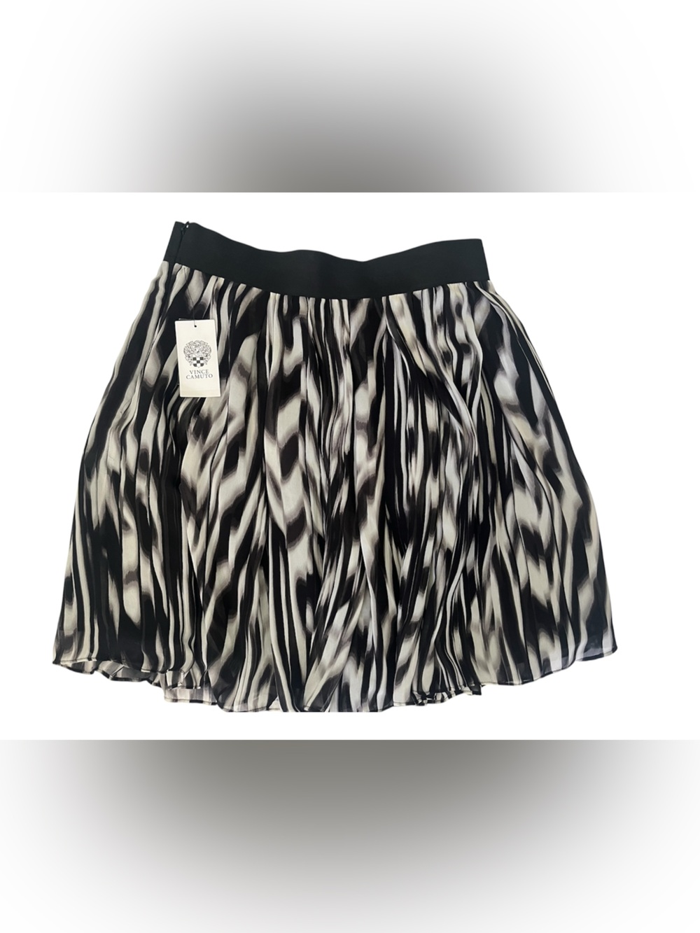 Vince Camuto trendy skirt size 6 NWT